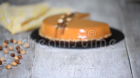 新鲜美味的焦糖蛋糕加奶油和巧克力馅视频的预览图