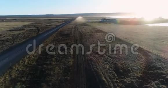 4K无人驾驶飞机飞越冰岛东北部日落时靠近土路的羊场视频的预览图