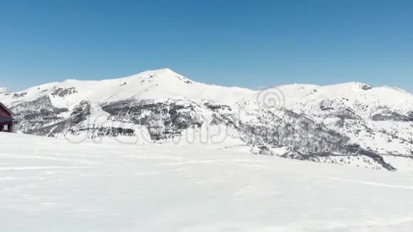 从无人驾驶飞机上俯瞰意大利阿尔卑斯山著名的雪覆盖滑雪胜地视频的预览图
