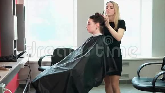 理发师把湿发夹在美容院里晾干视频的预览图