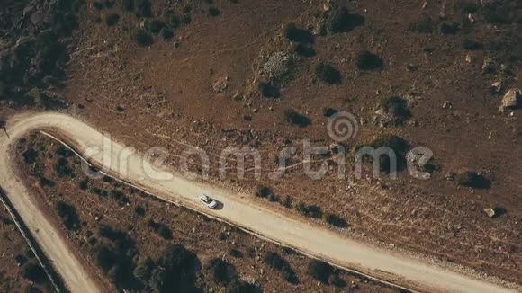 俯视图白色吉普车沿着荒野的山路行驶视频的预览图