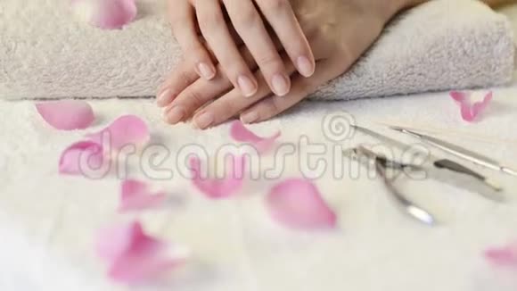 美女双手放在毛巾上视频的预览图