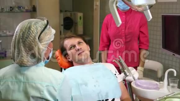 牙医在检查前与病人交谈视频的预览图