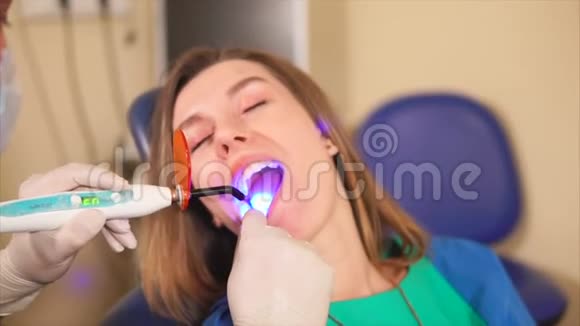 牙医使用紫外线灯对病人牙齿视频的预览图