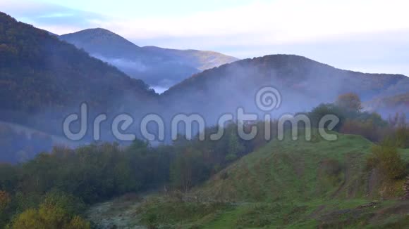 乌克兰喀尔巴阡山脉秋季雾蒙蒙的景色视频的预览图