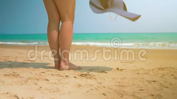 小女孩把衣服扔到沙子上然后去海边动作缓慢中弹视频的预览图