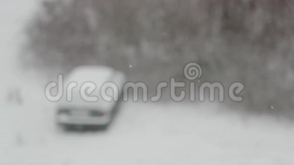 雪慢慢地落在停着的汽车上视频的预览图