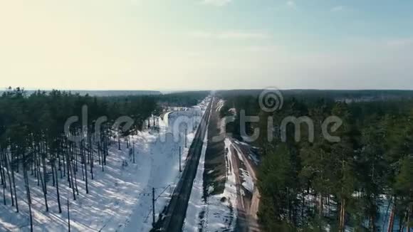 4k空中无人机镜头冬季森林铁路视频的预览图