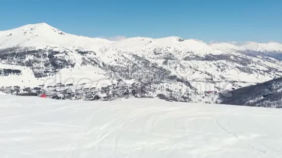 从无人驾驶飞机上俯瞰意大利阿尔卑斯山著名的雪覆盖滑雪胜地视频的预览图