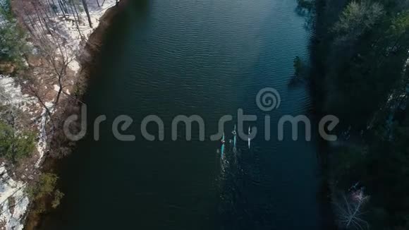 4k空中镜头春天在河上跟着三艘皮艇视频的预览图