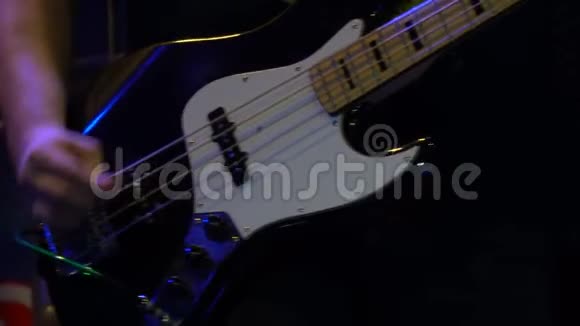 低音吉他手在舞台上演奏低音视频的预览图