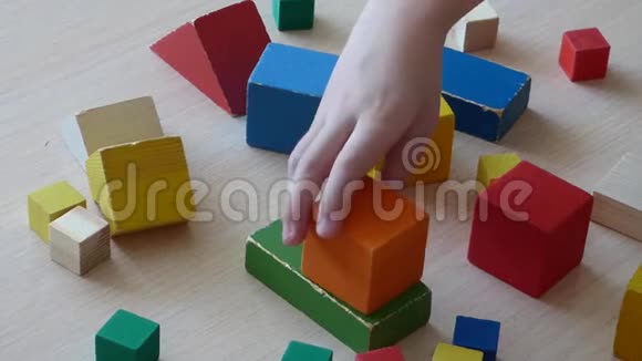 白种人小孩玩木砖游戏视频的预览图
