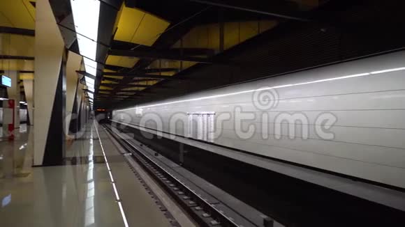 火车到达地铁站4K视频的预览图