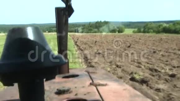 老拖拉机耕土农民7视频的预览图