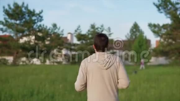 夏天一个穿着运动服的成年男性在公园里走着小路视频的预览图