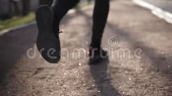 男性腿部跑步的录像体育和娱乐视频的预览图