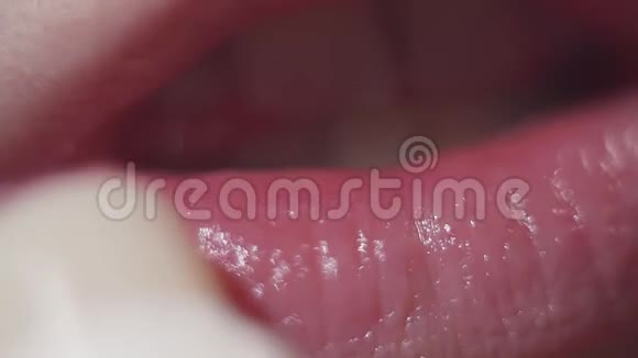 女性用白色唇膏贴紧嘴唇视频的预览图