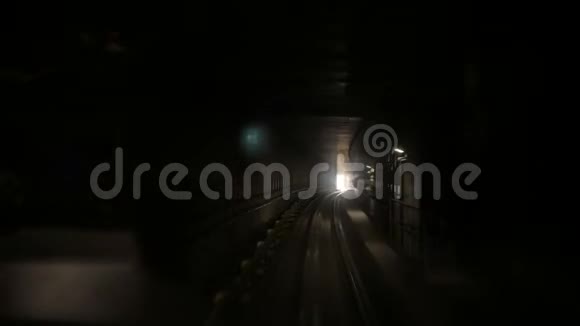 黑暗铁路隧道中摄像机向明暗方向移动视频的预览图