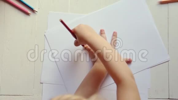 小女孩在纸上勾勒出她的手掌轮廓视频的预览图