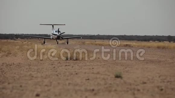 飞机正沿着热带草原中部的地带移动视频的预览图