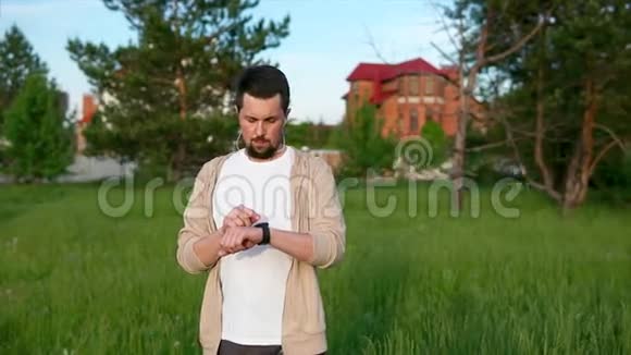 一个人看一块智能手表他夏天在公园跑了多少公里视频的预览图