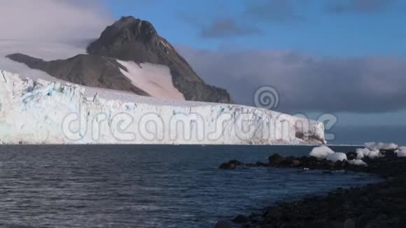 冰川和山脉的景色被阳光照亮安德列夫视频的预览图