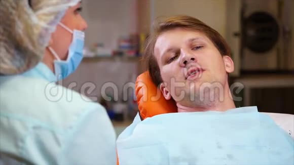牙医告诉病人他需要把龋齿清理干净视频的预览图