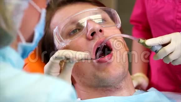 牙科治疗的场景牙齿清洁程序女牙医视频的预览图