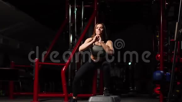 健身台阶训练健美操运动概念运动女教练在室内与踏步机做有氧运动视频的预览图