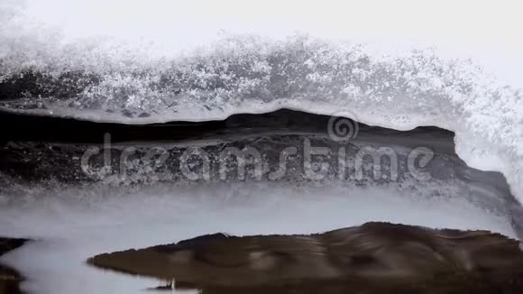 冰在水上山溪溪流河流流动的水关闭视频的预览图