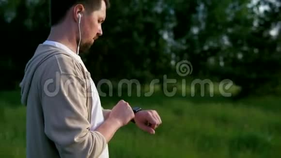 一个人看一块智能手表他夏天在公园跑了多少公里视频的预览图