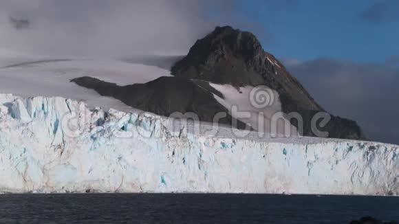 景观冰川雪壁和山脉安德列夫视频的预览图