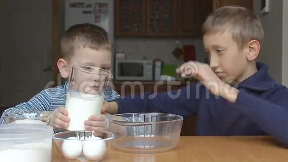 男孩要做煎饼年轻人把牛奶倒进碗里视频的预览图