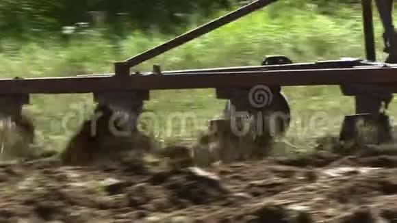 老拖拉机耕土农民9视频的预览图