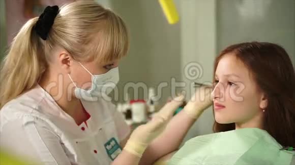牙医向少女病人解释一些事情与孩子一起工作视频的预览图