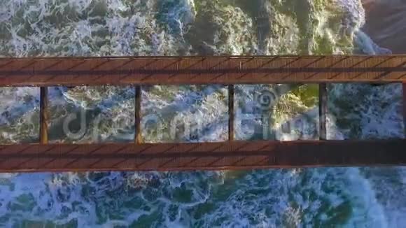 一个木制码头在海浪的顶部视频的预览图