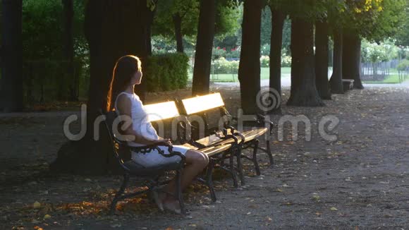 秋公园和长椅上的女人视频的预览图