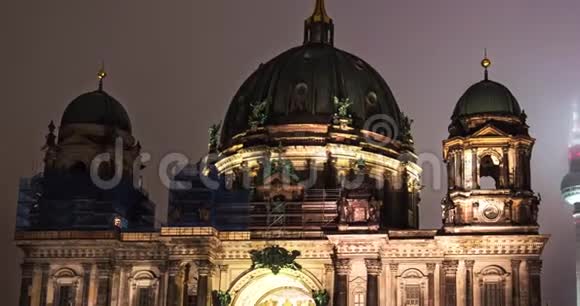 德国柏林冬夜时光流逝柏林大教堂视频的预览图