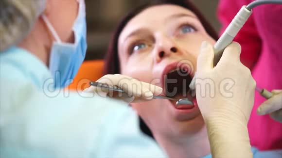 在牙科诊所做牙齿抛光的女人视频的预览图