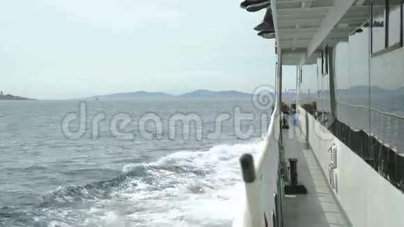 从船上看乘客的脚视频的预览图
