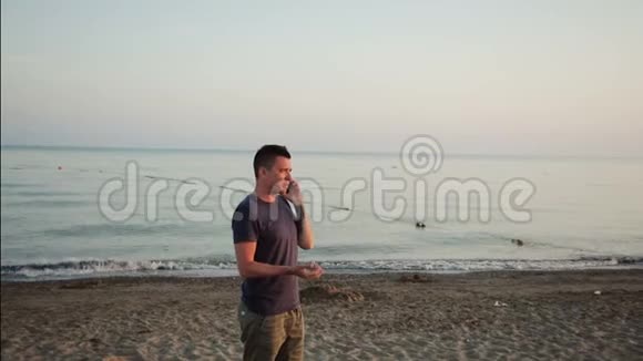 年轻人在海滩上打电话视频的预览图