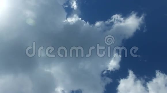 在天空中慢慢的云视频的预览图