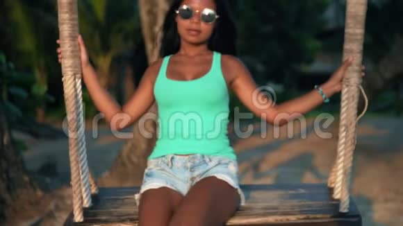 暑假旅游和生活风格概念可爱的比基尼女孩享受令人叹为观止的沙滩热带海滩视频的预览图
