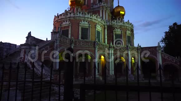 日落时的古代东正教大教堂视频的预览图