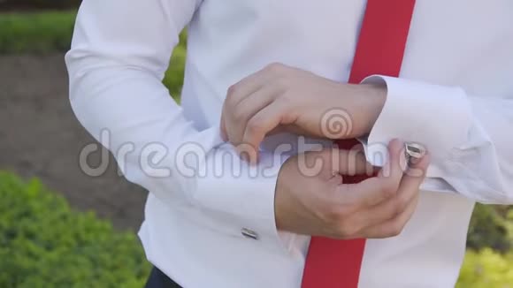 男人窝在白色衬衫上的袖扣上视频的预览图