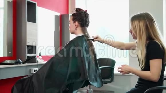 在时尚美容院做时尚发型女性客户视频的预览图