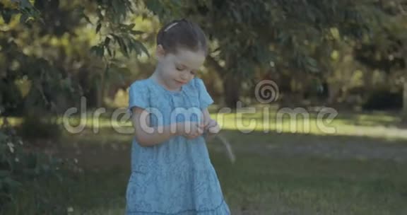 小女孩在玩棍子视频的预览图