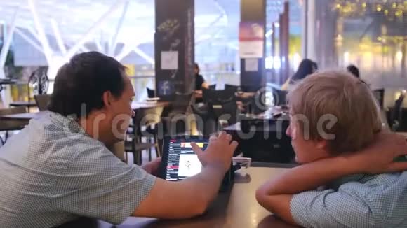 两位男士顾客在餐厅滚动平板菜单3840x2160视频的预览图