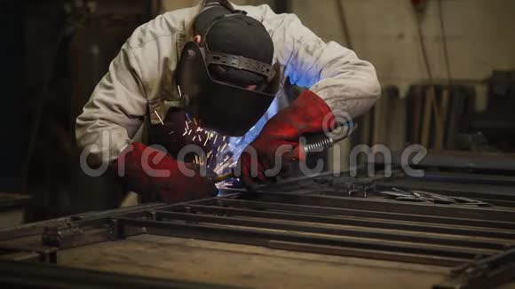 工厂工人正在工厂的一个车间里焊接金属视频的预览图