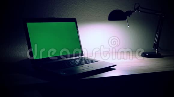 视频一个在笔记本电脑上上夜班的男人视频的预览图
